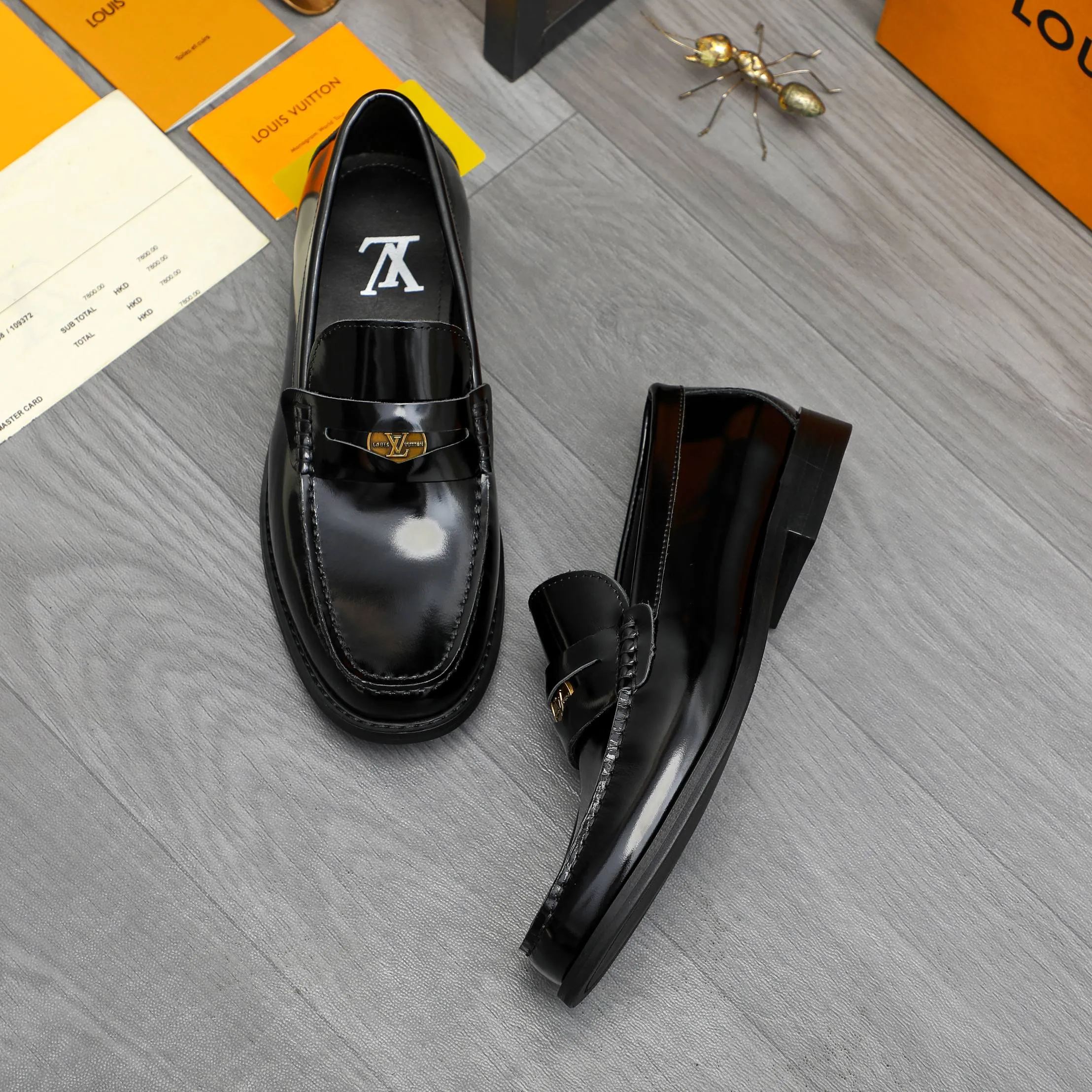 Men's shoes 💰p460 Product trademark: LV (Louis Vuitton) business slip-on leather shoes. Regular size: 38-45 (45 is custom-made and non-returnable) Product materials: Selected high-quality pearlescent cowhide upper, cowhide lining, original rubber outsole